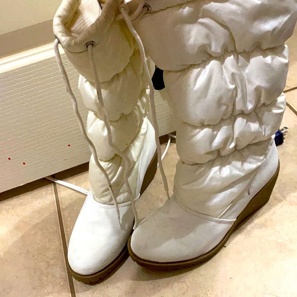 Winter white boots size 5.5